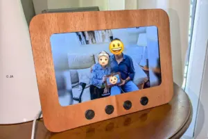 Ingenious Raspberry Pi Photo Frame Bridges the Digital Divide for Non-Tech-Savvy Relatives